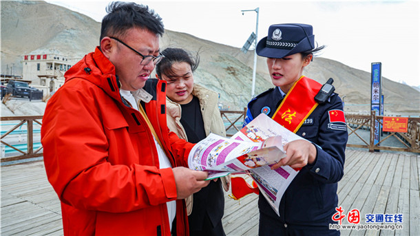 图为民警正在开展普法活动 (5)