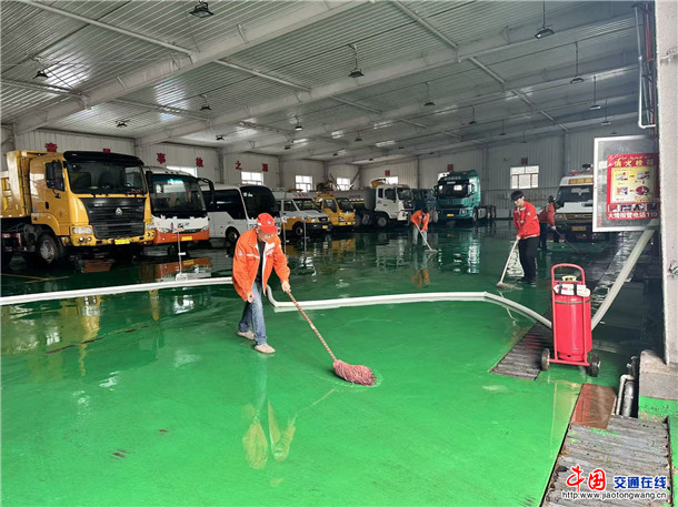 图为:独山子养护所组织人员打扫应急保障基地 摄影:潘琦 图为:独山子养护所组织人员打扫应急保障基地 摄影:潘琦