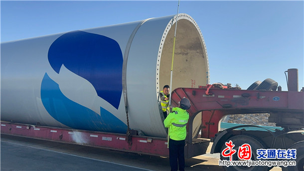 执法人员对车辆外廓尺寸进行核查