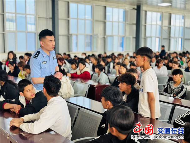 县公安局在县高级技工学校开展全民国家安全教育日活动。娜扎凯提 摄 (1) 县公安局在县高级技工学校开展全民国家安全教育日活动。娜扎凯提 摄 (1)