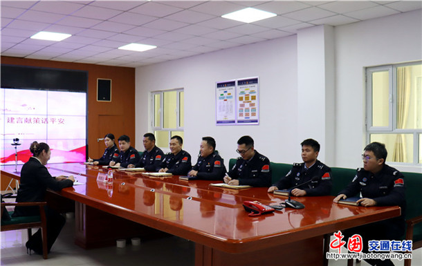 3人大代表与派出所民警传达两会精神