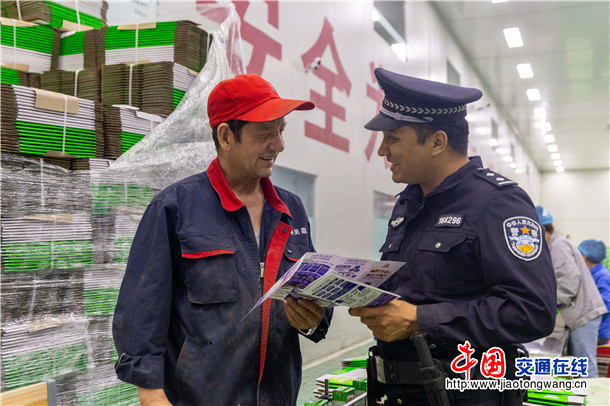 4月9日，新疆维吾尔自治区叶城县公安局东城区派出所创新推行“主动警务、服务发展”工作模式，聚焦工企业发展需求，提供精准化、全流程护航服务。买买提艾则孜·吐拉买提  摄 (12)
