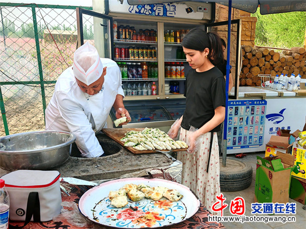 制作美食。郑涛 摄 制作美食。郑涛 摄