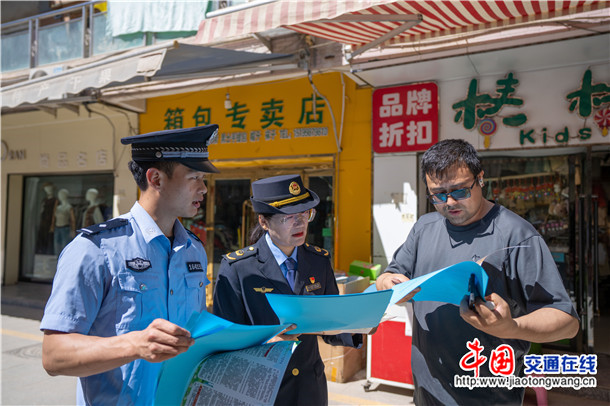 4月26日，在第26个世界知识产权日来临之际，叶城县公安局联合市场监督管理局，深入辖区集市、沿街商铺开展知识产权保护主题宣传活动。 (4)