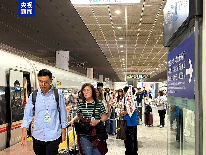 湾区高铁旅游专列开行 2400名香港旅客畅游内地