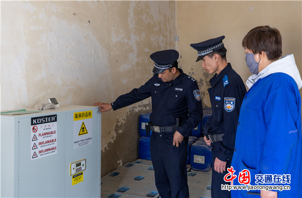 4月9日，新疆维吾尔自治区叶城县公安局东城区派出所创新推行“主动警务、服务发展”工作模式，聚焦工企业发展需求，提供精准化、全流程护航服务。买买提艾则孜·吐拉买提  摄 (3)