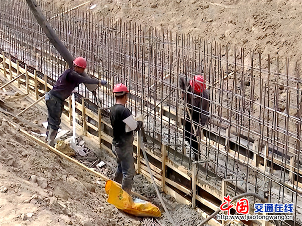 新城区兴旺路建设现场。郑涛 摄