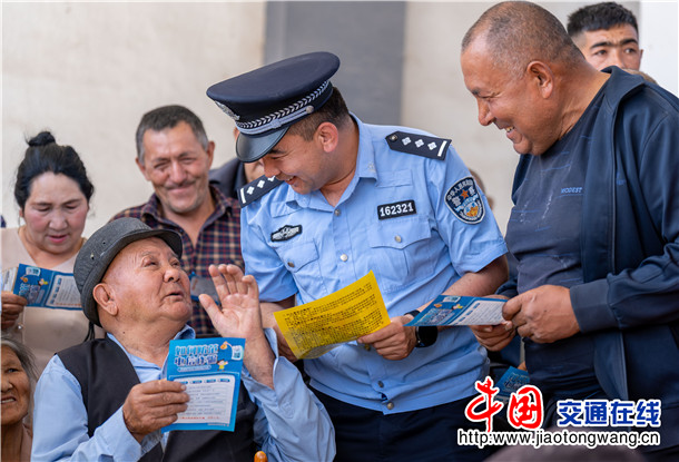 4月14日，新疆维吾尔自治区叶城县恰尔巴格镇派出所借助巴扎集市人流密集的有利时机，组织民辅警开展国家安全教育日宣传活动，让国家安全知识融入市井烟火，使法治理念深入百姓心田。买买提艾则孜·吐拉买提   摄 (7)