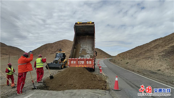 铺设水泥稳定砂砾