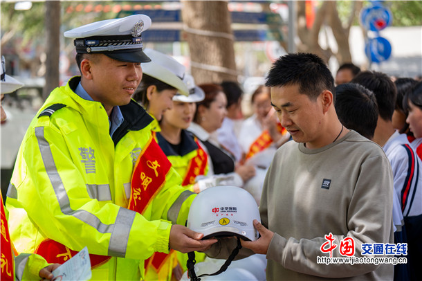 4月16日，新疆维吾尔自治区叶城县公安局交通管理大队联合中华联合财产保险股份有限公司叶城县支公司，在幸福路步行街开展“一盔一带，安全守护”全疆联动事故预防公益宣传活动   买买提艾则孜·吐拉买提   摄 (3)