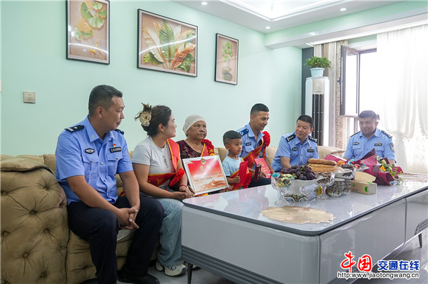 巴州公安局赴轮台县公安局为看守所四级辅警图尔迪·伊敏送奖上门 任平天摄