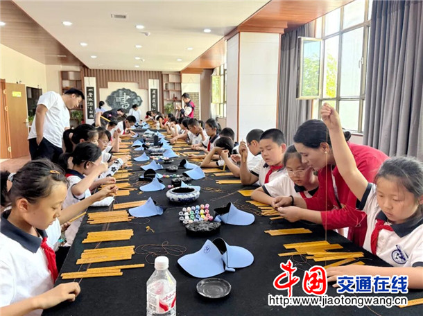 研学团学生制作竹简。县文广旅局 供