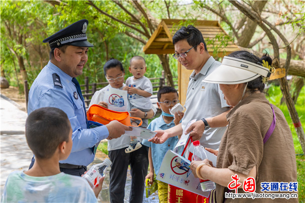 5月12日，在第17个全国公安机关打击和防范经济犯罪宣传日来临之际，新疆维吾尔自治区叶城县公安局经侦大队深入宗郎灵泉景区，开展“与民同心 为您守护”主题宣传活动    买买提艾则孜·吐拉买提   摄 (5)