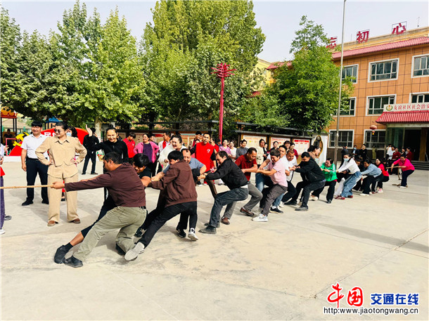 英吉沙镇农牧民趣味运动会比赛现场。娜扎凯提 摄