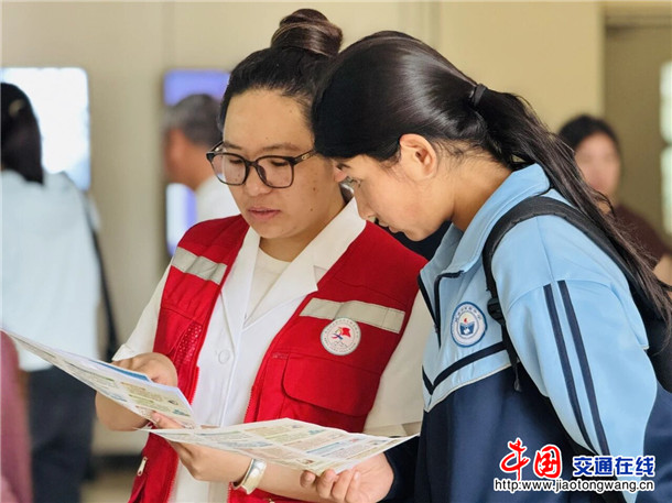 普及医疗惠民政策。娜扎凯提 摄