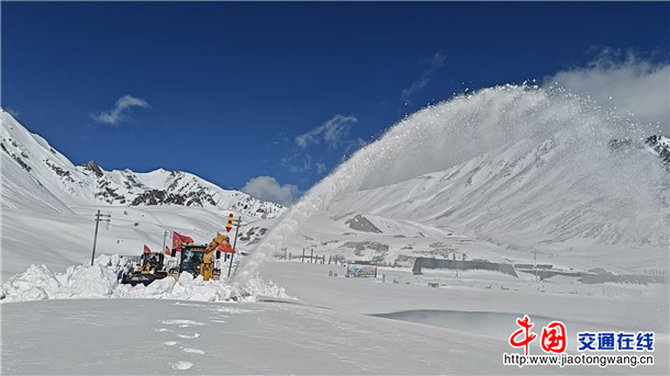 图为：天山莽莽覆冰雪，独山子养护所职工战风斗雪，全力打通独库北段冰雪阻路 摄影：宋雪岭