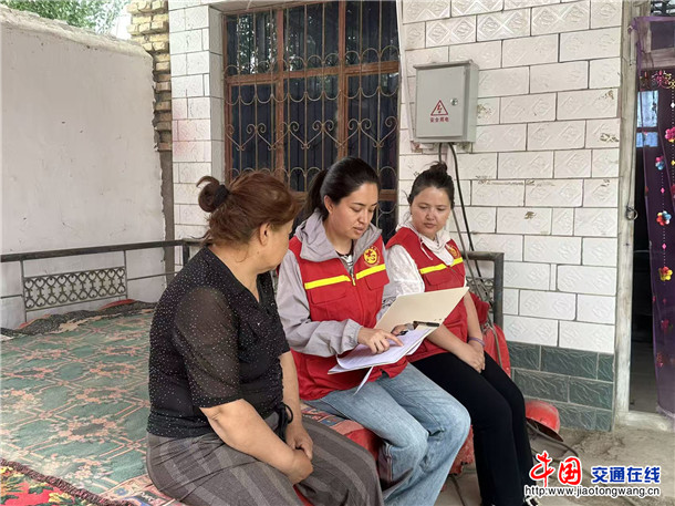 阿克苏执法支队访惠聚工作队队员在沙雅县努尔巴格乡苏盖提托喀依村，面向村民普及路政法律法规