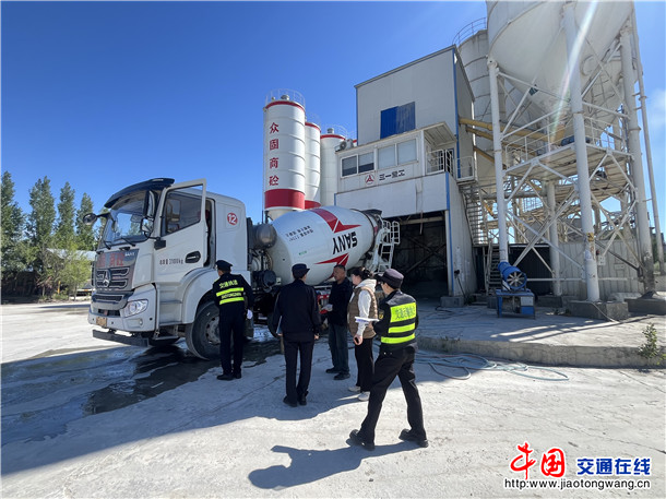 阿勒泰执法支队哈巴河执法大队与交警,交通局对工业园区进行联合执法3