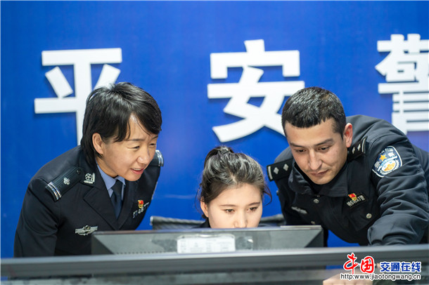 何小艳手把手教授新警各项警务技能