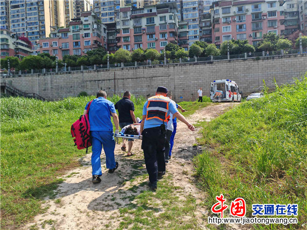 将跳江男子送上救护车