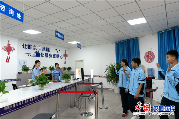 随着2026年中高考临近，5月21日，新疆维吾尔自治区叶城县公安局针对考生证件“急难愁盼”，依托“一窗通办”改革，全面开通考生办证绿色通道。 程超  摄 (6)