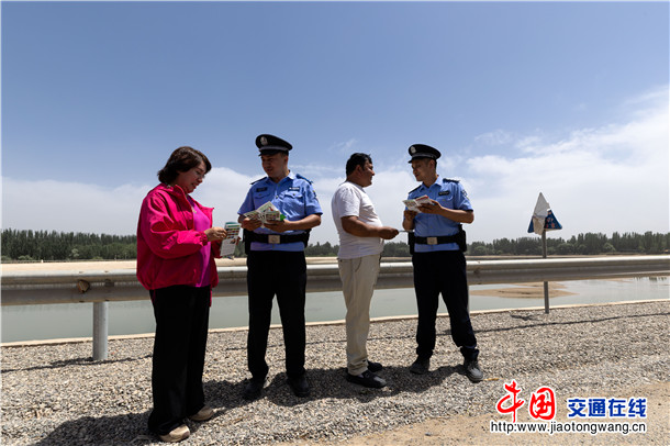 5月12日，新疆叶城县公安局紧扣第18个全国防灾减灾日主题，组织警力深入辖区重点水域，启动新一轮防溺水“清患”行动。艾力亚尔·艾则孜  摄 (2)