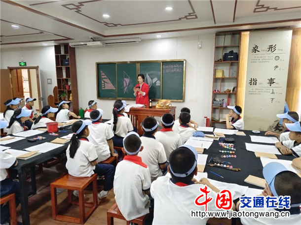 研学团学生聆听历史典故。县文广旅局 供