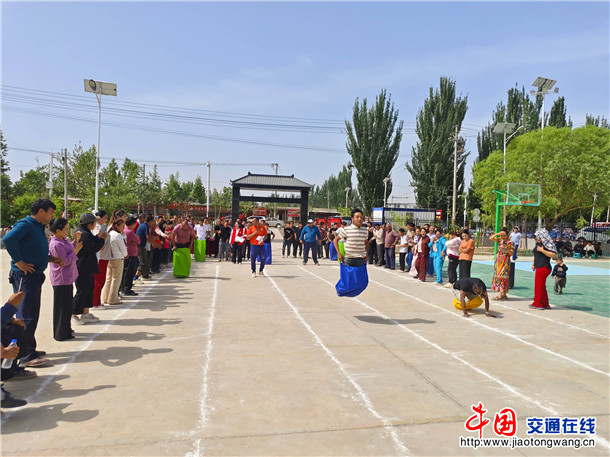 托普鲁克乡农牧民趣味运动会比赛现场。托普鲁克乡 供