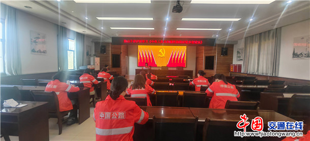 图为:独山子养护所组织干部职工学习《中华人民共和国民族团结进步促进法》 摄影:刘丽丽 图为:独山子养护所组织干部职工学习《中华人民共和国民族团结进步促进法》 摄影:刘丽丽