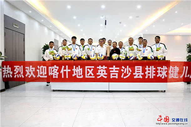 欢迎喀什地区英吉沙县排球健儿回乡。郑涛 摄