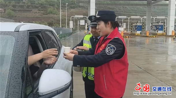 票亭边的“雨天摆渡人”,把姜茶和避雨点送到司乘面前1 票亭边的“雨天摆渡人”,把姜茶和避雨点送到司乘面前1