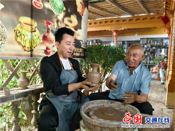 《万桐书》主创团队体验制作土陶。喀伍力江 摄 《万桐书》主创团队体验制作土陶。喀伍力江 摄