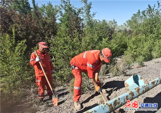 克拉玛依养护所职工更换护栏板(纪龙 摄) 克拉玛依养护所职工更换护栏板(纪龙 摄)