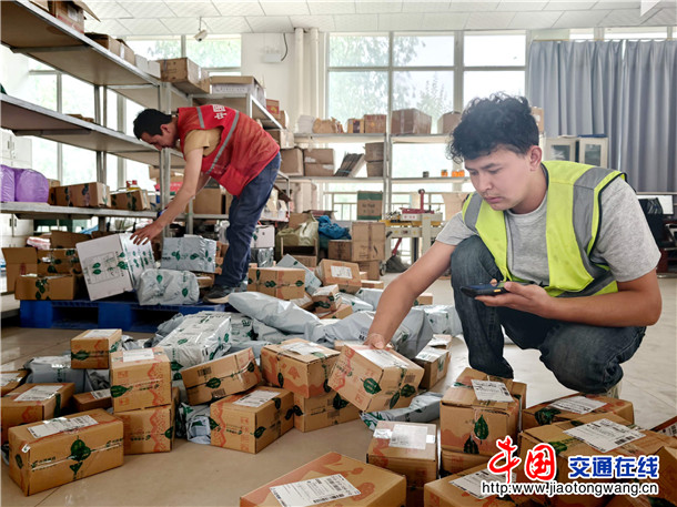 分拣包裹。外力 摄