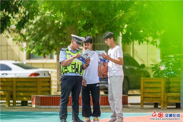 5月17日，新疆维吾尔自治区叶城县公安局交通管理大队组织警力深入乡村一线，开展“交通安全进乡村”普法宣传活动，以“精准滴灌”推动安全意识落地。买买提艾则孜·吐拉买提   摄 (1)