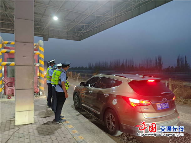 在检查站告知车辆分批放行通行方式
