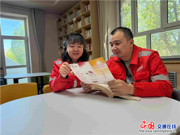 图为：阿勒泰公路事业发展中心富蕴养护所开展民族团结教育月读书分享会-共读民族团结应知应会手册