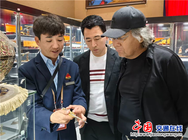 《万桐书》主创团队参观英吉沙小刀。喀伍力江 摄 《万桐书》主创团队参观英吉沙小刀。喀伍力江 摄