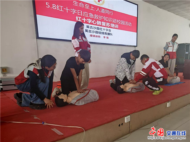 学生进行实操练习。郑涛 摄