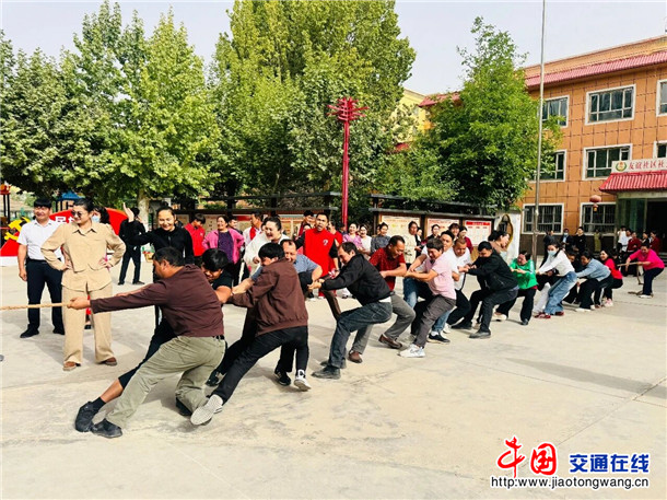 英吉沙镇农牧民趣味运动会拔河比赛现场。