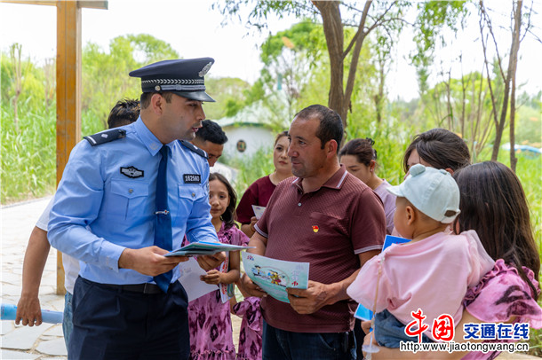 5月12日，在第17个全国公安机关打击和防范经济犯罪宣传日来临之际，新疆维吾尔自治区叶城县公安局经侦大队深入宗郎灵泉景区，开展“与民同心 为您守护”主题宣传活动    买买提艾则孜·吐拉买提   摄 (4)