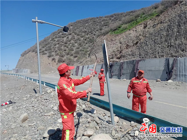 摆正路面指示牌
