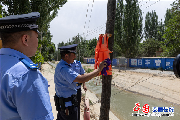 5月12日，新疆叶城县公安局紧扣第18个全国防灾减灾日主题，组织警力深入辖区重点水域，启动新一轮防溺水“清患”行动。艾力亚尔·艾则孜  摄 (1)