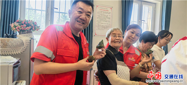 图为：独山子养护所的党员干部与社区居民包粽子