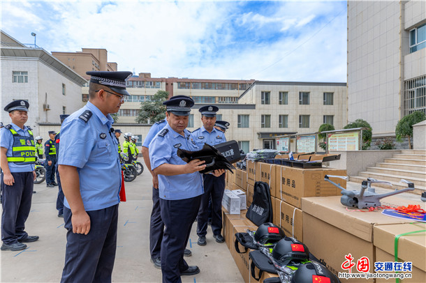 6月18日，新疆维吾尔自治区叶城县公安局举行警用装备集中发放仪式，一批集防护、通信、处置于一体的高科技装备足额列装一线。此举旨在通过硬件迭代升级，进一步提振基层战斗力，为辖区平安建设提供坚实保障。 (4)