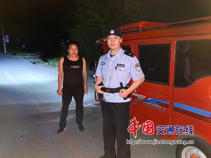 深夜救助显温情 民警护送迷路群众1_proc 深夜救助显温情 民警护送迷路群众1_proc