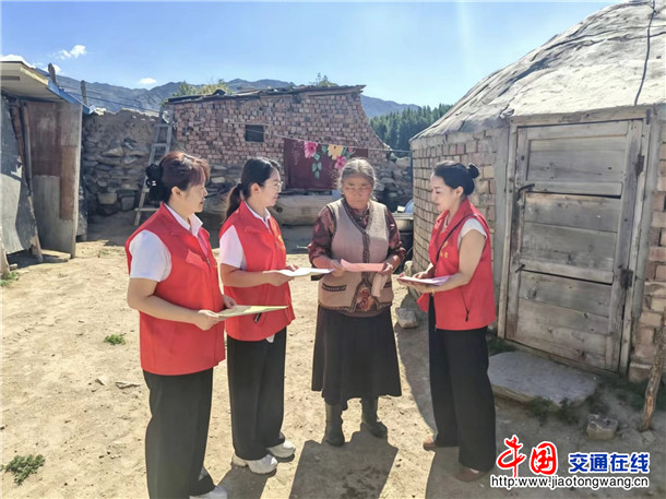 图为:党员干部走进村民家中,面对面、零距离开展安全知识宣讲 (2) 图为:党员干部走进村民家中,面对面、零距离开展安全知识宣讲 (2)