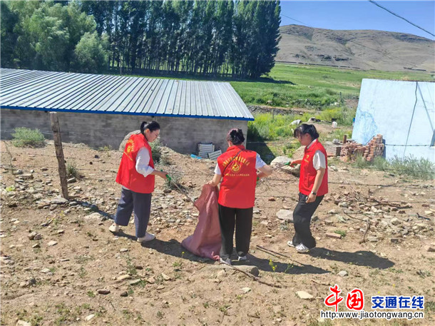 图为:全体党员志愿者分组开展乡村环境卫生整治志愿服务 图为:全体党员志愿者分组开展乡村环境卫生整治志愿服务