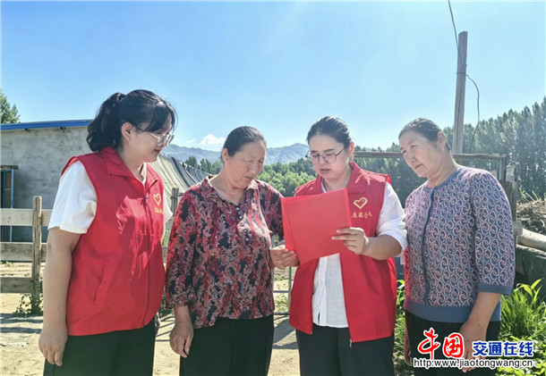 图为:党员干部走进村民家中,面对面、零距离开展安全知识宣讲 图为:党员干部走进村民家中,面对面、零距离开展安全知识宣讲