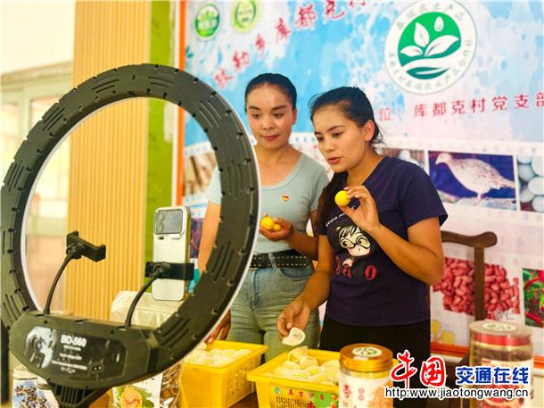线上直播售卖英吉沙杏。娜扎凯提 摄 线上直播售卖英吉沙杏。娜扎凯提 摄